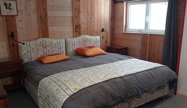 Guest Room “Chalet Des 3 Pins - Étincelles” with Shared Terrace and Garden