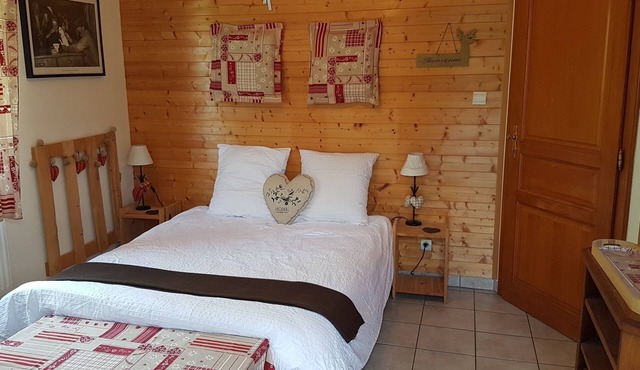 Guest Room 'Chalet Des 3 Pins - Évasion' with Mountain View, Shared Terrace & Wi-Fi