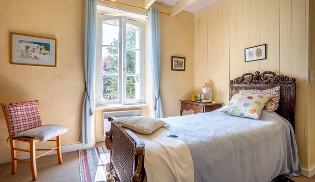 Guest Room "Chambre Bleue" with Shared Garden and Wi-Fi
