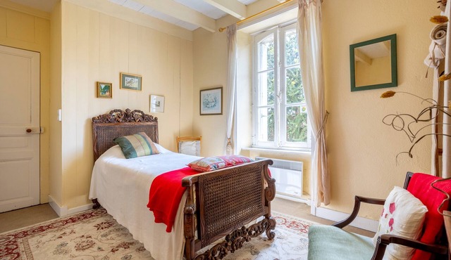 Guest Room “Chambre Verte” with Shared Garden and Wi-Fi