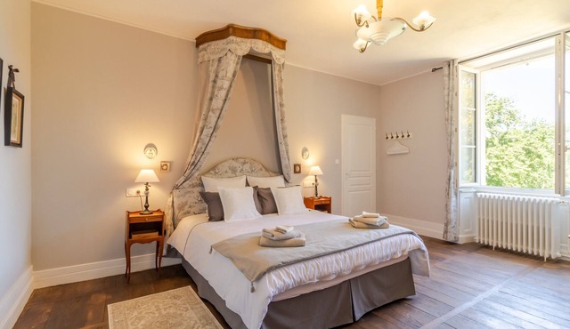 Guest Room "La Romantique" with Shared Terrace, Garden, and Wi-Fi