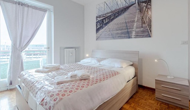 GuestHost - Cenisia Roomy Apt x6 - with Balcony