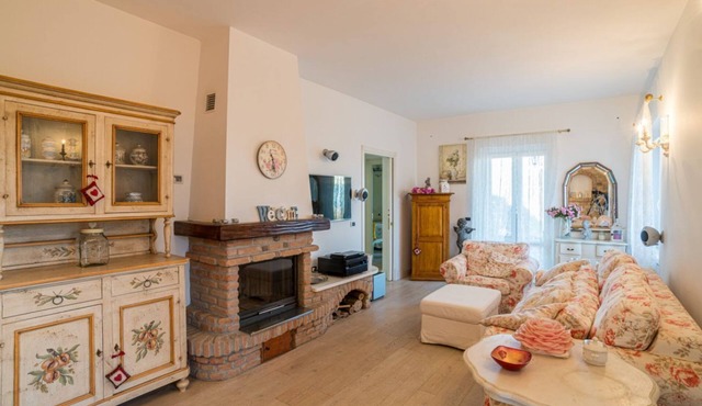 GuestHost - Charming 80 sqm apartment with independent entrance in a large residence surrounded by greenery (steps to access the structure). The accommodation is located on the ground floor of a villa and can host up to 4 people. It offers an enchanting