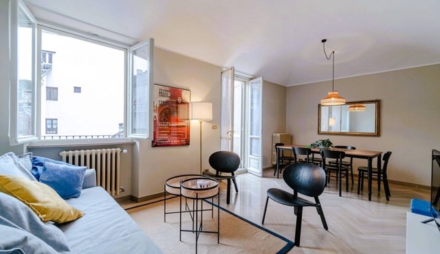 GuestHost - In the heart of the Quadrilatero Romano, this spacious 120 sqm apartment accommodates up to 9 guests. Located on the fourth floor with an elevator (not suitable for disabled people), it features a large terrace perfect for relaxing. The area