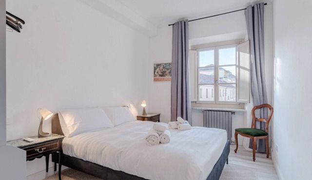 GuestHost - In the heart of the Quadrilatero Romano, this elegant 90 sqm apartment accommodates up to 6 guests. Located on the third floor with an elevator, it is in a ZTL area, just steps from Piazza Castello and Turin’s main attractions. Surrounded b