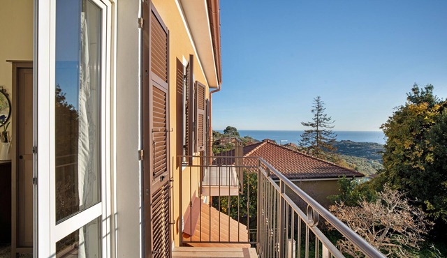 Holiday Home 'Ca' Del Sole' with Sea View, Private Garden and Wi-Fi