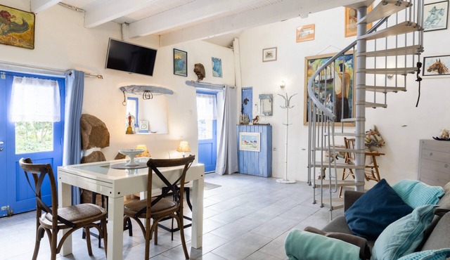 Holiday Home 'Gite Atelier La Croix Blanche' with Private Garden, Wi-Fi and Air Conditioning