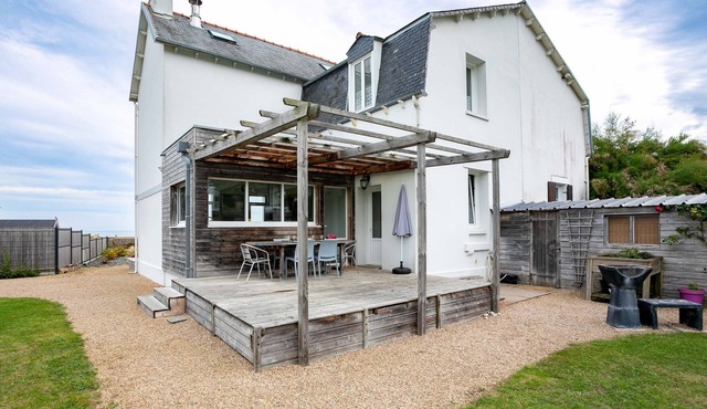 Holiday Home 'Maison Face Mer Accès Direct Plage' with Sea View, Shared Terrace and Wi-Fi
