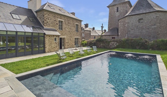 House for 12 with large garden and swimming pool