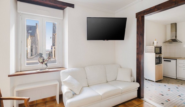 House for 9 People, Cancale Port