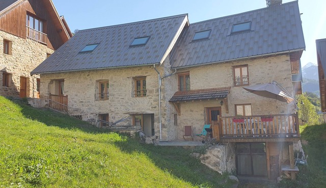 House in the heart of an authentic hamlet for 12 people