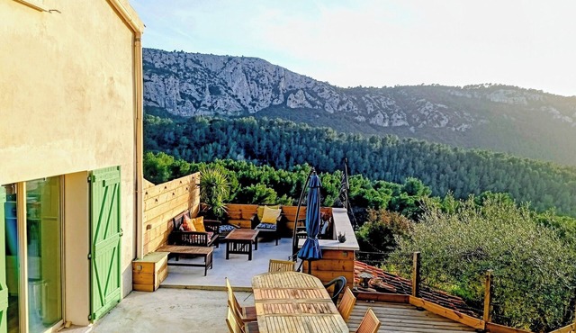 House, panoramic view, absolute quiet, near Bandol