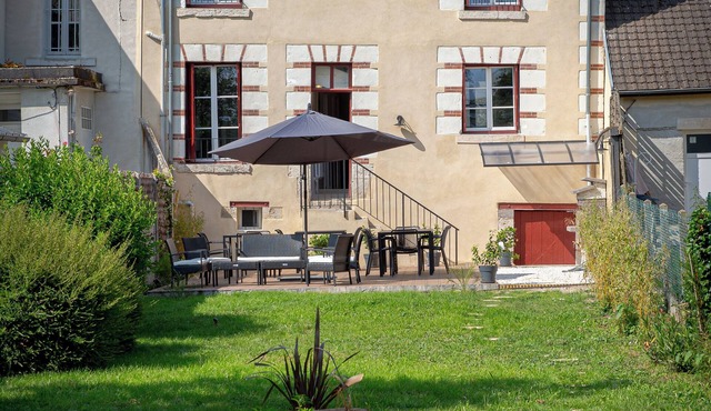House renovated in 2025, 2 minutes from the Loire River, garden & barbecue, 6 bedrooms with private showers