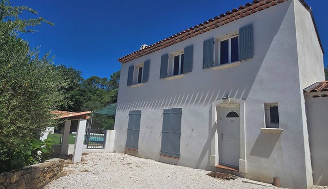 House with a pool and outdoor kitchen in Provence