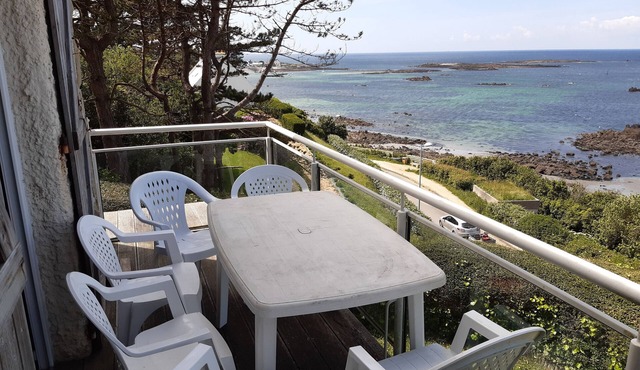 House with sea view for 6 , with fireplace at 340 steps from the sand.