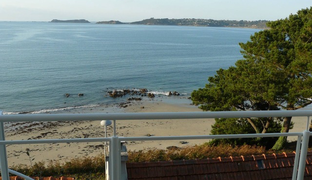 House with sea view for 6, fireplace and 340 steps from the sand