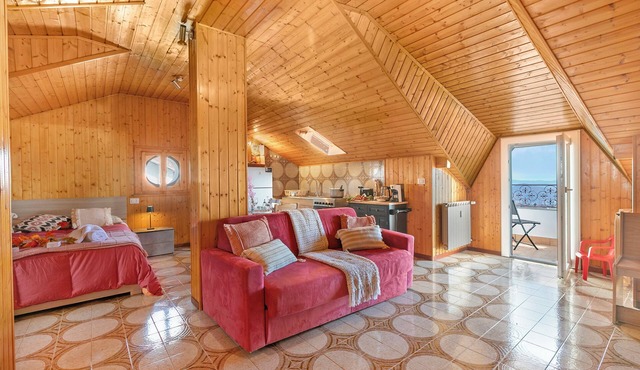 La Mansarda Sul Lago: Rustic Attic Studio with Balcony & Parking, Nebbiuno, Italy