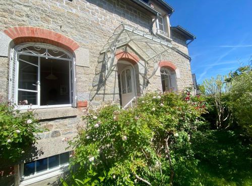 La Roseraie jardin au calme Château à pied