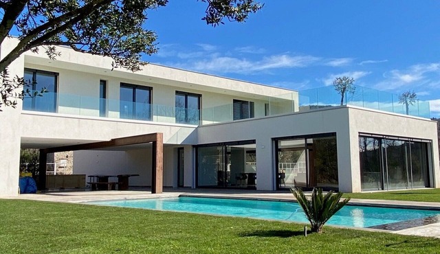 La Villa Blanche (heated, air-conditioned swimming pool and numerous activities)
