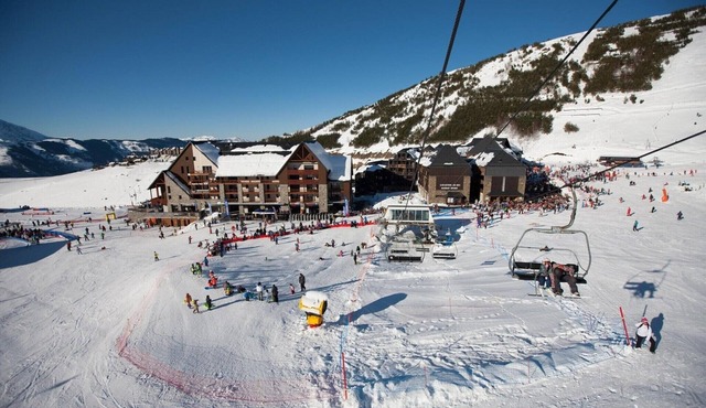 Large Alpine Base for 9 near slopes