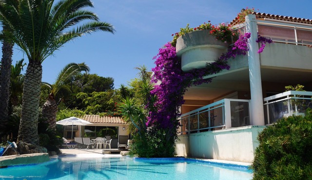 Large and luxurious seaside villa, air-conditioning and infinity pool, Provence