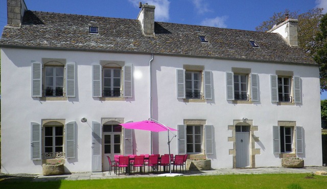 Large character gîte 2 kms from the sea, close to shops and in a quiet location.