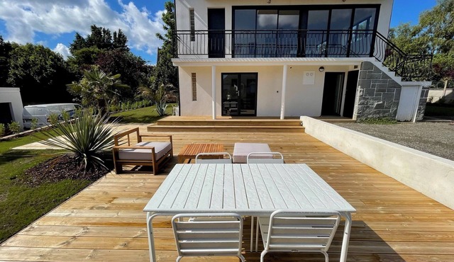Large Coastal House Perfect for Groups – Walk to the Beach, Port & Shops!