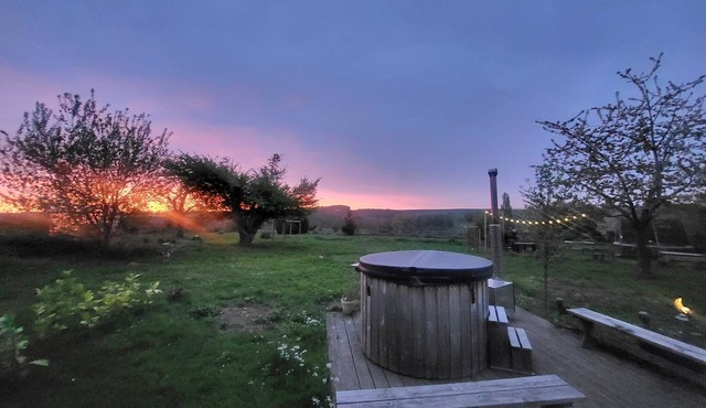 Large family home with 6 bedrooms, hottub, large garden and games room