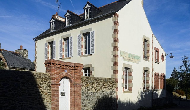 Large house of 200 m2, bright, 700m beach