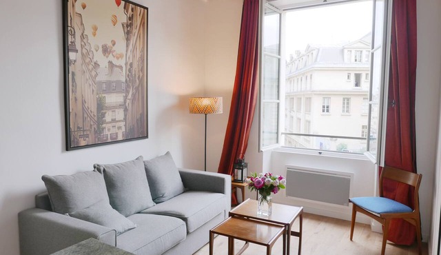 LATIN QUARTER, WOODEN BEAMS, 30–60 days ahead? Ask for a private offer. C2-VAs