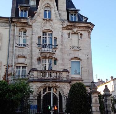Le 41, B&B chambre et salle de bains privatives dans un hôtel particulier Art nouveau - Nancy Gare