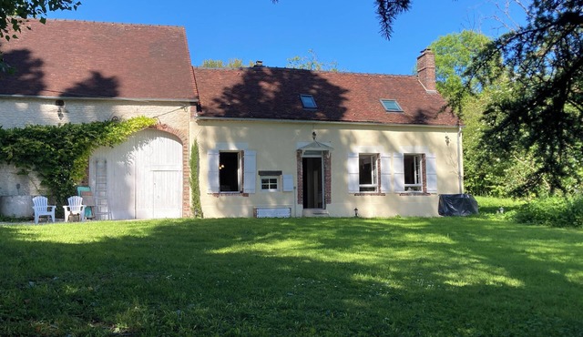 Le Clos du Cèdre, a charming vacation rental, 1.45 hours from Paris, Irancy, Chablis, Vézelay