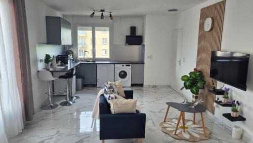LE COCON Cozy studio, parking, stadium, and shops