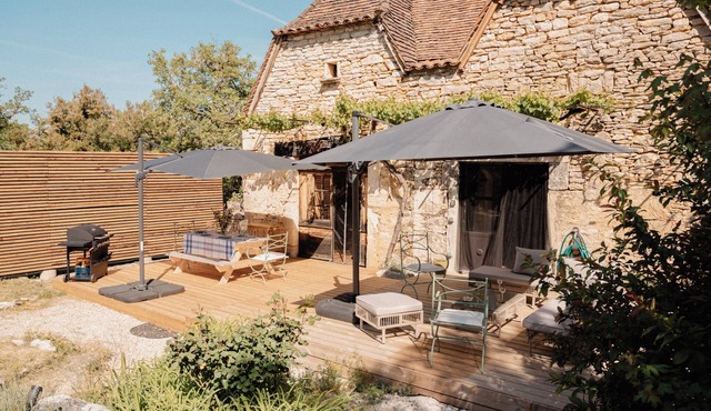 Le Mas Estela: a traditional stone house in a peaceful countryside setting