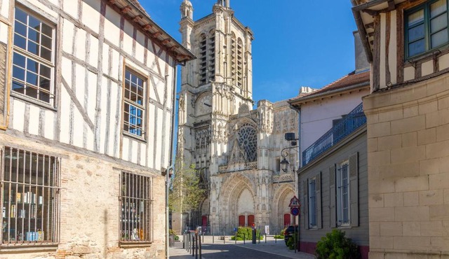 Le Parvis Saint-Pierre, parking gratuit, appartement familial, emplacement privilégié au pied de la cathédrale