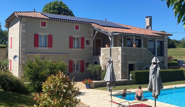 Les grandes charmilles: beautiful Quercy-style house. Green setting.