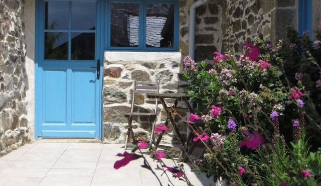 Les Hiboux - Coastal cottage with heated pool and gardens, 10 min to beach