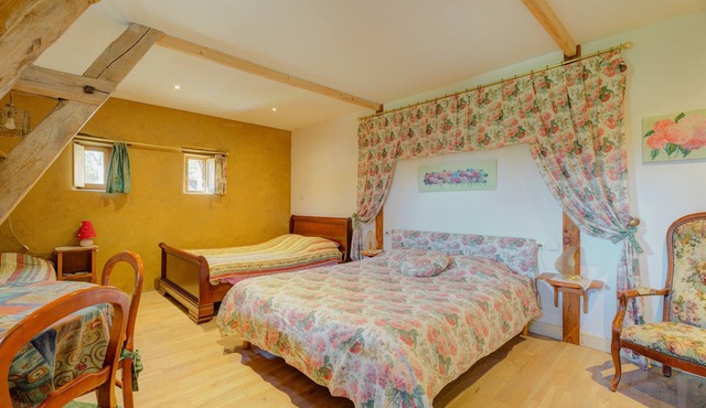 'Les Hortensias Roses' Guest Room
