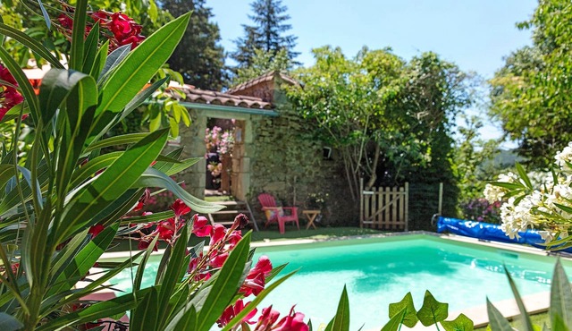 “Les Mimosas Gite Du Mas Haut” Apartment with Mountain View, Wi-Fi, and Air Conditioning