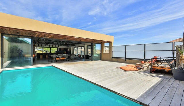 Loft with rooftop pool in central Bandol