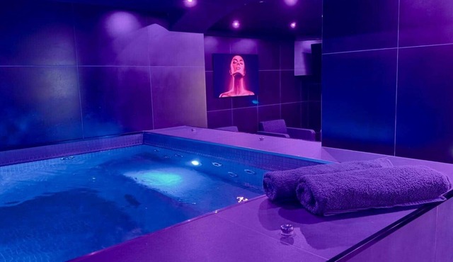 Love Room—Air-Conditioned Jacuzzi Area/Massage Table