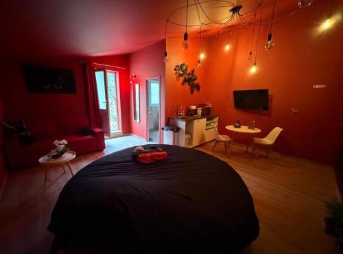 Love Room- Jacuzzi XXL- Climatisé- Table massage Accessoires