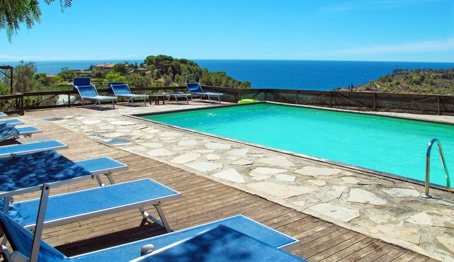 Lovely apartment in villa for 4 guests with A/C, pool, patio, pets allowed and panoramic view