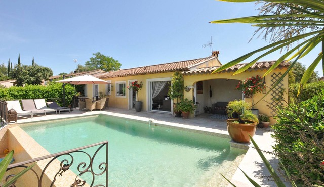 Lovely home in Bagnols en Forêt