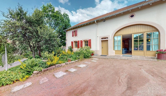 Lovely home in Taintrux with WiFi