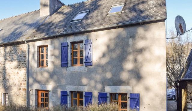 Lovely home in Tréméven with WiFi