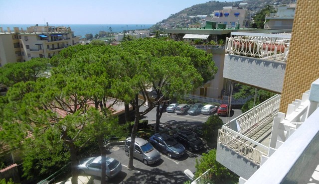 Lovely one bedroom apartment directly overlooking the sea!