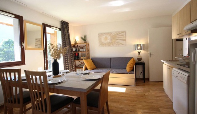 Luchon – Cozy 2-BR Apt w/Balcony, Parking, Lift, and Modern Amenities