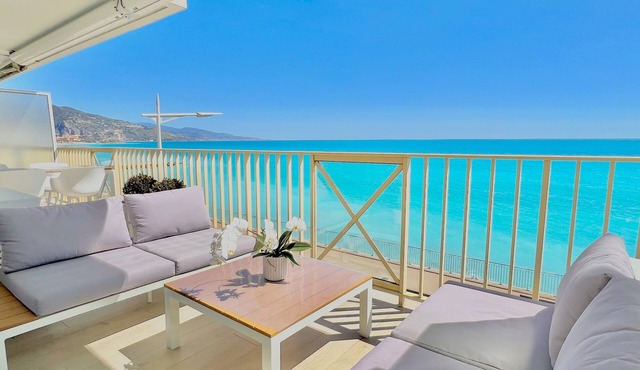 LUXURIOUS 2-ROOM DESIGNER APARTMENT ON THE SEAFRONT.