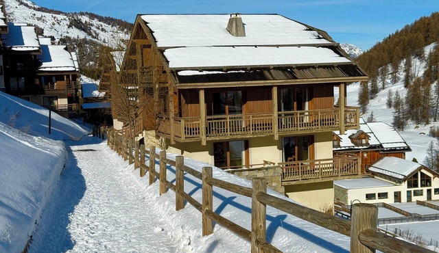 Luxury half chalet 95 m2, ski-in/ski-out, panoramic view, indoor pool